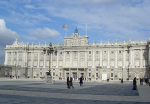 Why it is convenient to get an airport taxi from Barajas airport to Madrid City Centre